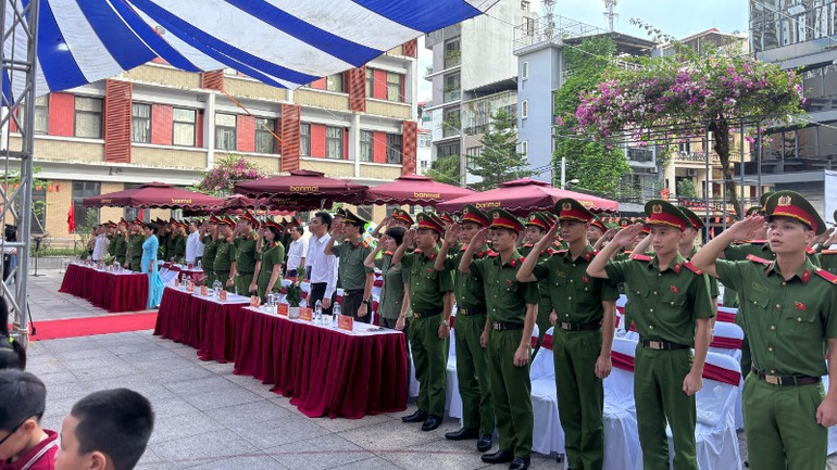 Các đại biểu tham gia buổi lễ. img-5513-2274.jpg