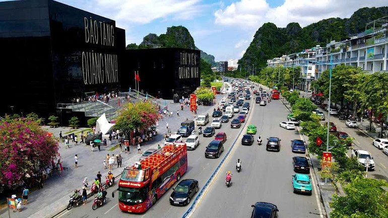 Hạ Long thu hút khách du lịch dịp cuối tuần. (Ảnh: QUANG THỌ) z6998310028571-f63f1c27dac1f5e591b671e5252b5605.jpg