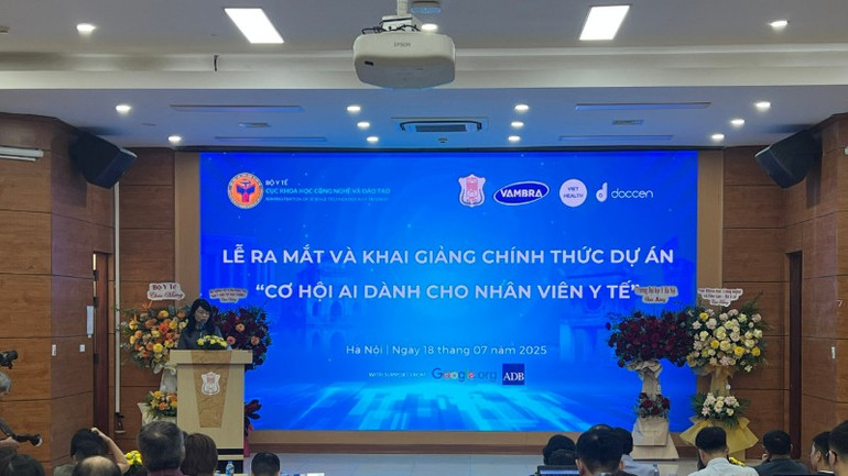 Lãnh đạo Cục Khoa học công nghệ và đào tạo, Bộ Y tế phát biểu tại buổi lễ. z6816732076828-78adbb4917fabb2a7f2e9116c249f761-2448.jpg