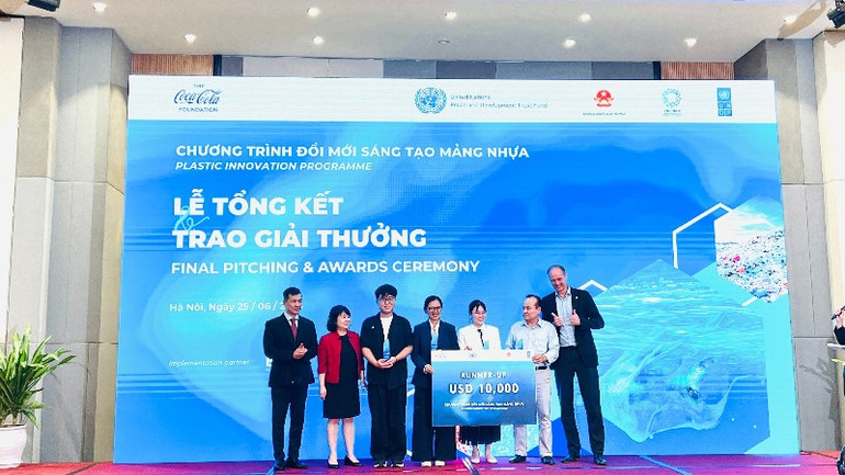 Trao giải cho 4 nhóm tác giả đạt giải Runner-Up img-4159-1787.jpg