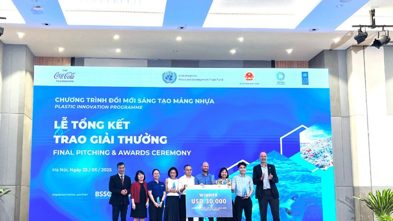 Trao giải cho 6 nhóm tác giả đạt giải Winner. img-4165-7033.jpg