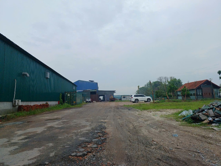 Phía sau khu cơ sở sản xuất tái chế kim loại trái phép. (Ảnh: Trần Thường) z6721012512571-e1be4e2663b59252574cefa5cc6f4ea1.jpg