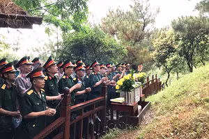 Đoàn các cựu chiến binh tỉnh Quảng Bình dâng hương viếng mộ Đại tướng Võ Nguyên Giáp. (Ảnh: CTV)