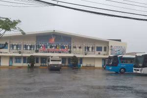 Xe ô-tô chờ trung chuyển khách đi tàu tại ga Đồng Hới trong sáng nay.