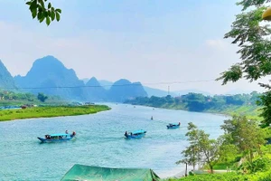 Sáng sớm ngày 1/9, thuyền đưa khách thăm động Phong Nha.