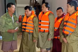 Lãnh đạo huyện và Công an huyện Lệ Thủy đến thăm hỏi, chia buồn với gia đình có người chết trong lũ lụt.