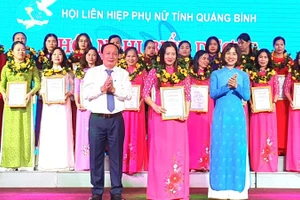 Các phụ nữ điển hình được vinh danh và nhận khen thưởng.