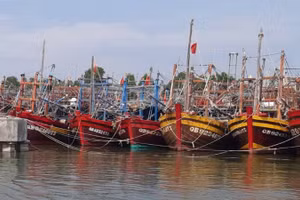 Tàu thuyền của ngư dân Quảng Bình neo đậu tránh trú bão ở Khu neo đậu sông Gianh.