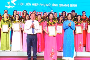 Các phụ nữ điển hình được vinh danh và nhận khen thưởng.