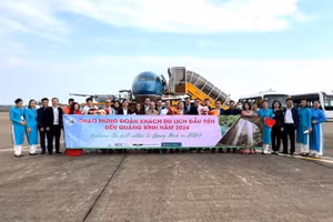 Sở Du lịch Quảng Bình đón đoàn du khách đầu tiên trong năm mới 2024 bằng đường hàng không