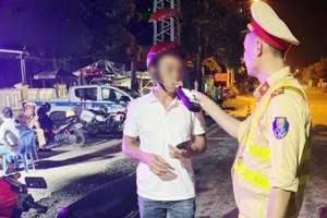 Cảnh sát giao thông Công an Quảng Bình kiểm tra nồng độ cồn người điều khiển xe máy tại huyện Tuyên Hóa.