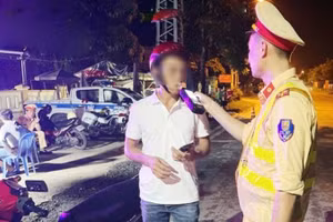 Cảnh sát giao thông Công an Quảng Bình kiểm tra nồng độ cồn người điều khiển xe máy tại huyện Tuyên Hóa.