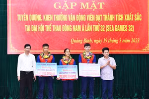 Các đồng chí lãnh đạo tỉnh Quảng Bình trao thưởng cho các vận động viên