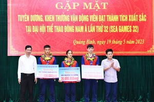 Các đồng chí lãnh đạo tỉnh Quảng Bình trao thưởng cho các vận động viên