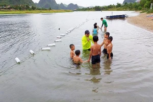 Trẻ em thị trấn Phong Nha (Quảng Bình) học bơi miễn phí trong hè 2022.