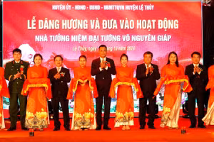 Lãnh đạo tỉnh Quảng Bình và Quân khu 4 cắt băng khánh thành Nhà tưởng niệm Đại tướng Võ Nguyên Giáp ở quê nhà An Xá, xã Lộc Thủy, huyện Lệ Thủy.