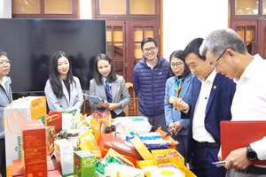 Thành viên Hội đồng đánh giá, phân hạng và tổ giúp việc xem trưng bày các sản phẩm tham gia phân hạng OCOP 4 sao, 5 sao tỉnh Quảng Bình.