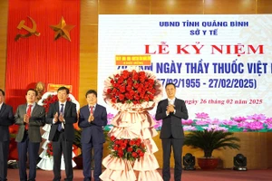 Bí thư Tỉnh ủy Quảng Bình Lê Ngọc Quang tặng hoa chúc mừng các thầy thuốc.