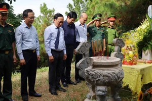 Lãnh đạo tỉnh Quảng Bình viếng mộ Đại tướng Võ Nguyên Giáp nhân kỷ niệm 112 năm Ngày sinh Đại tướng (25/8/1911-25/8/2023)