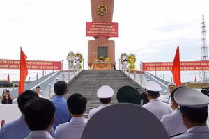 Lễ tưởng niệm các liệt sĩ và nhân dân hy sinh trong chiến thắng trận đầu tại Bia di tích sông Gianh. (Ảnh: CH)