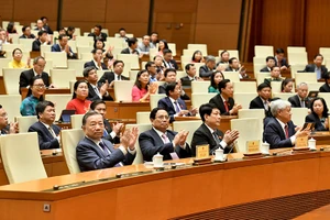 Các đồng chí lãnh đạo Đảng, Nhà nước và đại biểu Quốc hội dự phiên bế mạc kỳ họp thứ 7 của Quốc hội. (Ảnh Đăng Khoa)