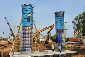 Thi công các hạng mục chủ chốt trên công trường cao tốc Cần Thơ-Cà Mau.