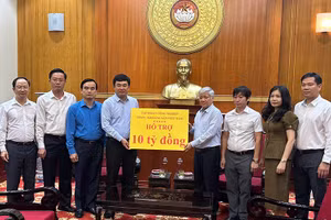 Lãnh đạo TKV hỗ trợ 10 tỷ đồng cho đồng bào bị bão lụt thông qua Ủy ban Trung ương Mặt trận Tổ quốc Việt Nam.