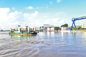 Bến phà Bình Khánh (sông Soài Rạp) kết nối giao thông giữa huyện Nhà Bè với huyện Cần Giờ, Thành phố Hồ Chí Minh.