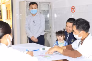 CDC Thái Bình giám sát việc tiêm chủng và phòng chống dịch tại cộng đồng.