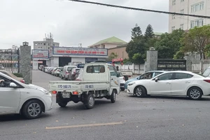 Hàng dài phương tiện nối đuôi nhau chờ đợi tại Trung tâm đăng kiểm xe cơ giới 17-01D Thái Bình.