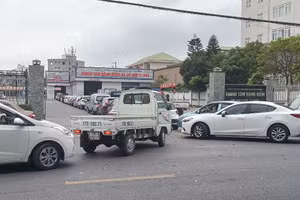 Hàng dài phương tiện nối đuôi nhau chờ đợi tại Trung tâm đăng kiểm xe cơ giới 17-01D Thái Bình.