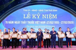 Trao tặng danh hiệu Thầy thuốc Ưu tú cho 35 y, bác sĩ, điều dưỡng tỉnh Thái Bình.