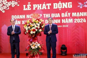 Bí thư Tỉnh ủy Thái Bình Ngô Đông Hải (bên phải) tặng hoa chúc mừng Công ty cổ phần Green i-Park, đơn vị đăng cai tổ chức Lễ phát động.