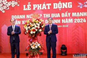 Bí thư Tỉnh ủy Thái Bình Ngô Đông Hải (bên phải) tặng hoa chúc mừng Công ty cổ phần Green i-Park, đơn vị đăng cai tổ chức Lễ phát động.