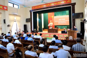 Đông đảo cử tri huyện Quỳnh Phụ và Hưng Hà tham dự buổi tiếp xúc với Phó Chủ tịch Quốc hội Nguyễn Khắc Định và Đoàn đại biểu Quốc hội tỉnh Thái Bình. 