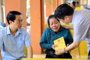 Phó Chủ tịch Ủy ban nhân dân tỉnh Thái Bình Phạm Văn Nghiêm trao số tiền hỗ trợ 20 triệu đồng cho gia đình cháu bé tử vong trên ô-tô.