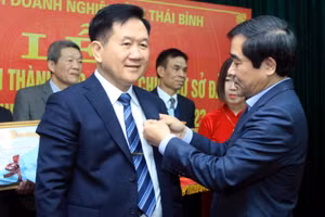 Đồng chí Nguyễn Tiến Thành, Phó Bí thư Thường trực Tỉnh ủy Thái Bình trao Huy hiệu 30 năm tuổi Đảng cho đảng viên trong khối doanh nghiệp.