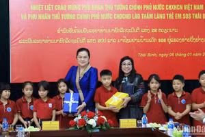 Phu nhân Thủ tướng Lào và Việt Nam tặng quà cho trẻ em tại Làng SOS Thái Bình.