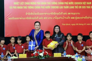 Phu nhân Thủ tướng Lào và Việt Nam tặng quà cho trẻ em tại Làng SOS Thái Bình.