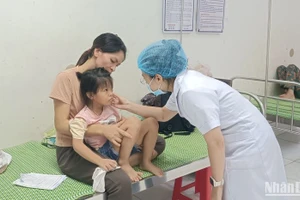 Một trường hợp trẻ em ở huyện Hưng Hà (tỉnh Thái Bình) phải điều trị nội trú do mắc đau mắt đỏ.