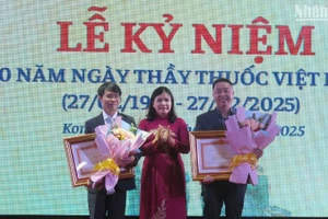 Đại diện lãnh đạo tỉnh Kon Tum trao Bằng khen của Thủ tướng Chính phủ cho các bác sĩ.