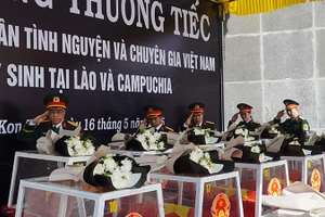 Đoàn đại biểu Ban Công tác đặc biệt-Uỷ ban chuyên trách Chính phủ viếng các liệt sĩ.