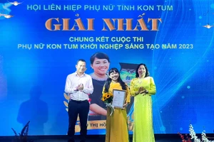 Trao Giải nhất cho Dự án "Sản xuất trà lá khổ qua rừng An Thành" của Hội Liên hiệp Phụ nữ huyện Tu Mơ Rông.