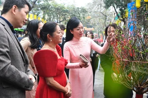 Phu nhân Chủ tịch nước Phan Thị Thanh Tâm giới thiệu với Phu nhân Tổng thống Philippines Louise Araneta Marcos về ý nghĩa của cành hoa đào ngày Tết.