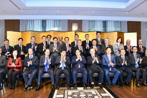 Thủ tướng Phạm Minh Chính chụp ảnh lưu niệm với Ban lãnh đạo và các thành viên Hội đồng Xúc tiến ngoại giao nhân dân (FEC).