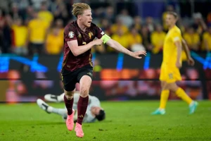 Kevin De Bruyne ăn mừng bàn thắng ấn định tỷ số. (Ảnh: AP photo)