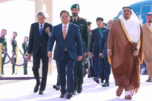 Lễ đón Thủ tướng Phạm Minh Chính và Đoàn đại biểu cấp cao Việt Nam tại sân bay quốc tế Quốc vương Khalid ở thủ đô Riyadh, Saudi Arabia. (Ảnh: Nhật Bắc) 