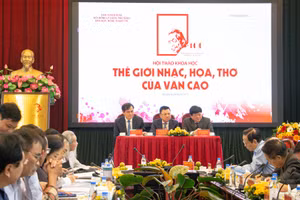 Đồng chí Lê Quốc Minh, Ủy viên Trung ương Đảng, Tổng Biên tập Báo Nhân Dân; Phó Giáo sư, Tiến sĩ, nhà văn Nguyễn Thế Kỷ và đồng chí Phan Xuân Thủy, Phó Trưởng Ban Tuyên giáo Trung ương chủ trì Hội thảo.