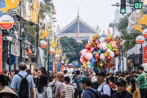 [Ảnh] Phố đi bộ hồ Gươm đông đúc ngày cuối kỳ nghỉ Tết Dương lịch 2024