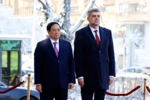 Thủ tướng Phạm Minh Chính và Thủ tướng Romania Ion-Marcel Ciolacu tại lễ đón chính thức. (Ảnh: DƯƠNG GIANG/TTXVN)